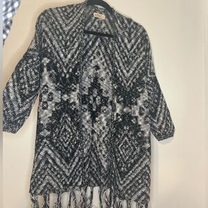 HOLLISTER black and white shawl size s